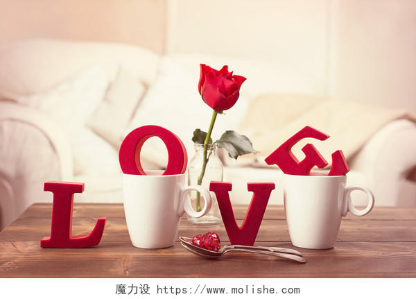 木质板上的茶杯里红色的情书素材日记情人节七夕520情人节214情人节